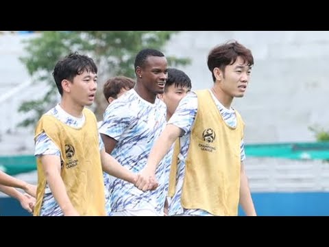 Video Xuân Trường bắt cặp Minh Vương chơi trò đá bóng ghép... - youtube