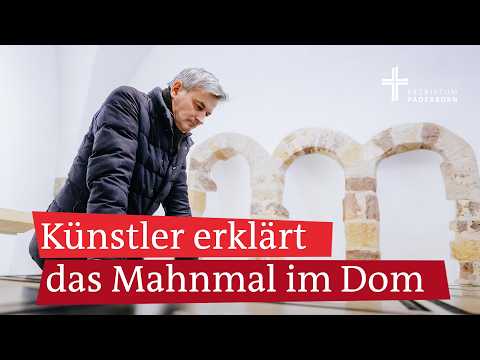 Christoph Brech erklärt das Mahnmal für Betroffene sexualisierter Gewalt in Paderborn 