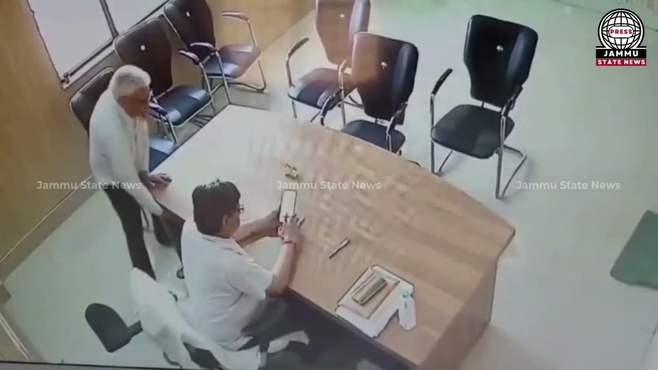 SDM Rakesh Kumar Singh Ka Bribe CCTV Video VIRAL | Mandi Sachiv Se Liya Lifafa? Watch Now