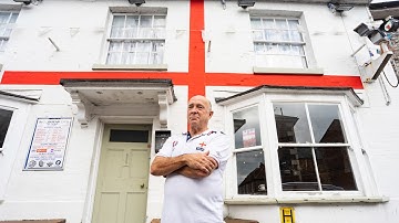 Raad dwingt pub mogelijk tot overschilderen St George Cross na klacht | SWNS