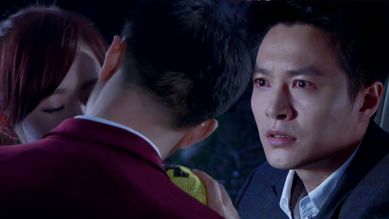 妻子在外和小三偷情，不料丈夫在車裡目睹了一切，果斷提出離婚！