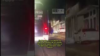 En Morelia, un estudiante se aferra al costado de un camión mientras un tráiler pasa a centímetros
