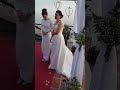 Hermanos le cantan a la hermana el día de su boda