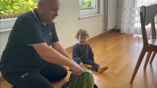 Yavuz Emre Karpuz Adam Şarkısını Çok Seviyor.babası Eve Karpuz Almış.çok Mutlu Oldu Karpuz Yiyecek