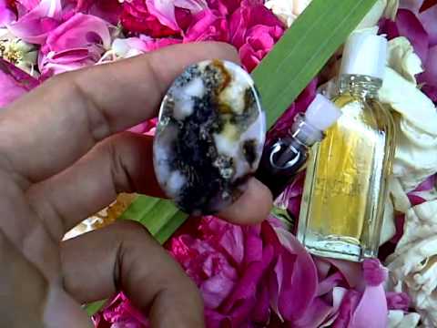 Fenomena pakai cincin batu akik berkhodam menurut hukum Islam yang didukung oleh hadits atau pelajar. 