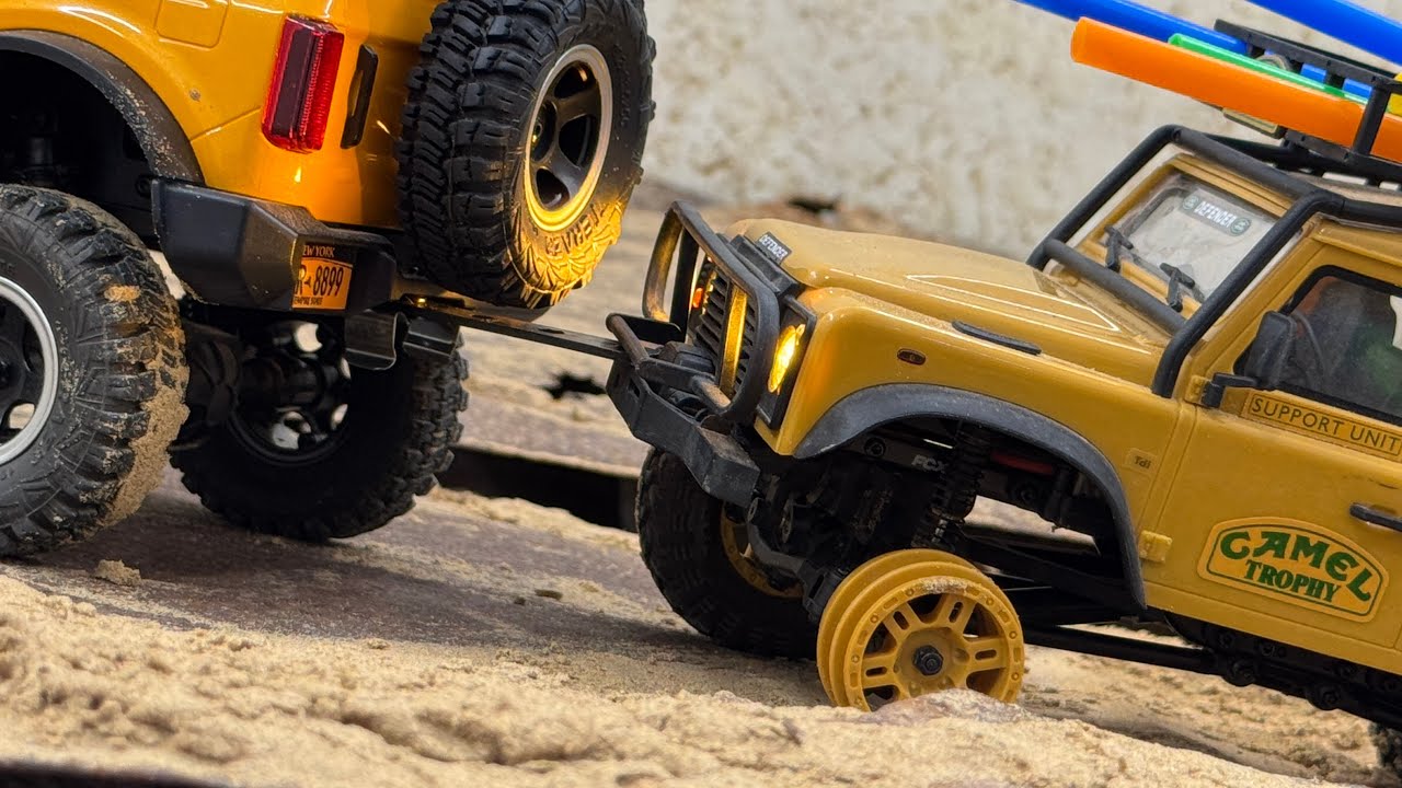 RC CARS Land Rover Defender 110 Tyre Puncture & Brake Fail - Changing Tyres 