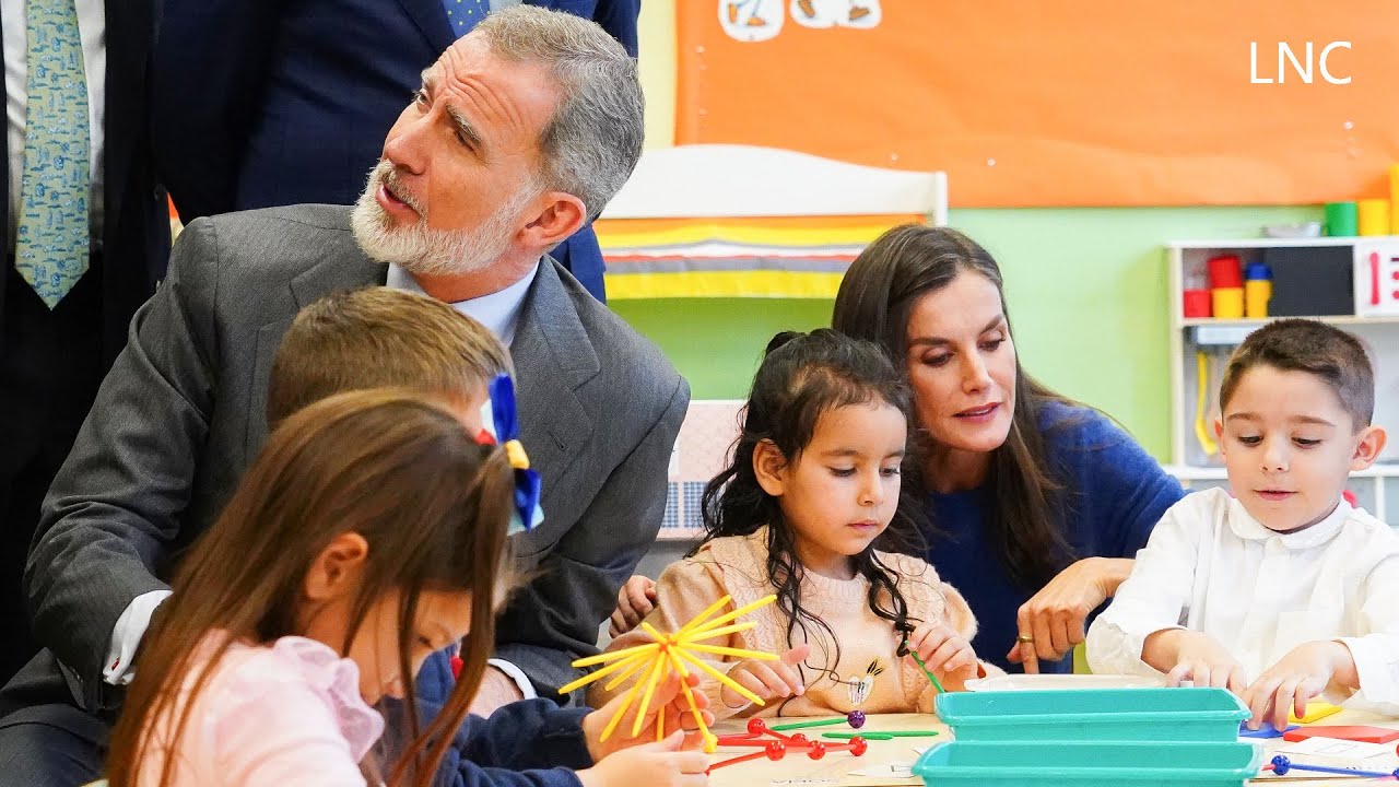 Los reyes de España visitan en León el colegio Gumersindo de Azcárate