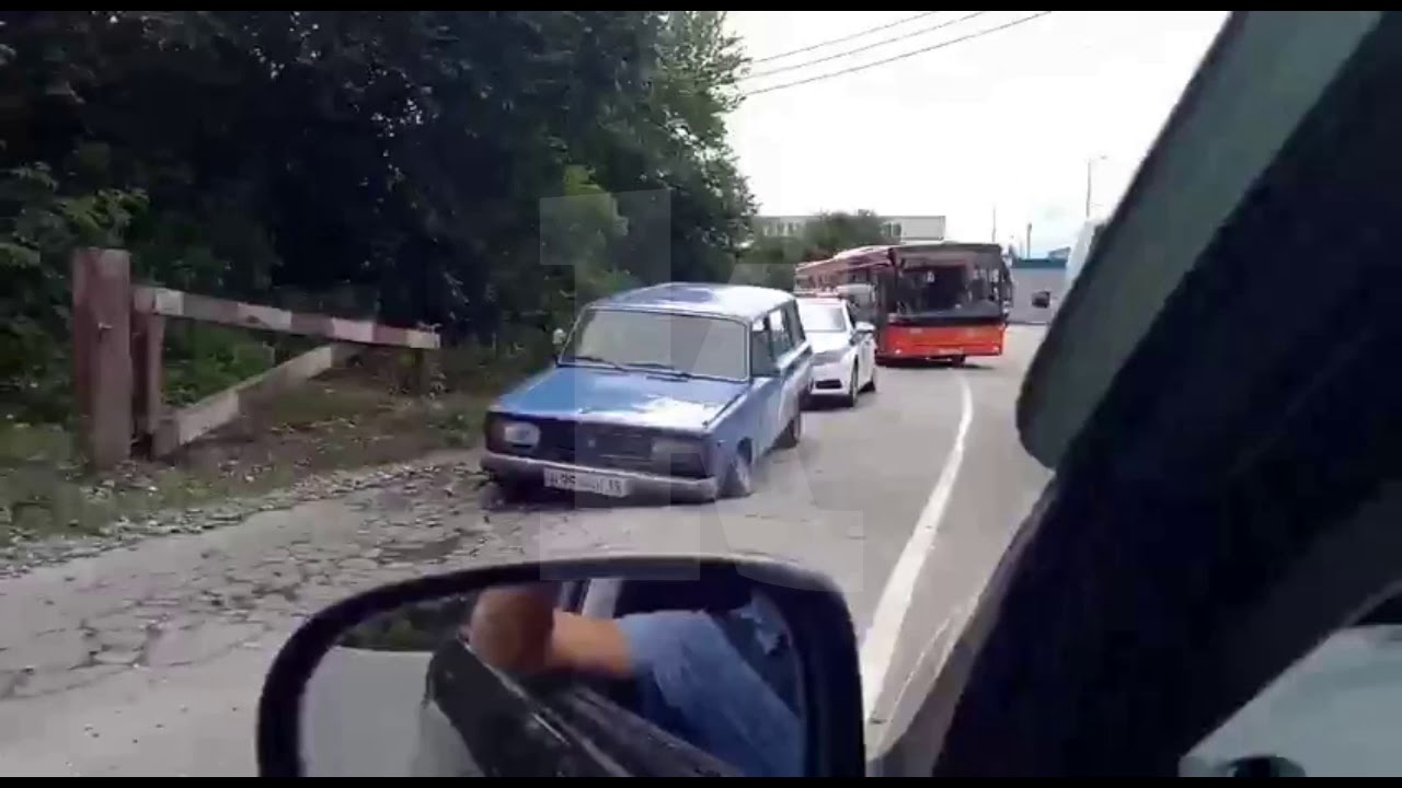 Машина провалилась в яму
