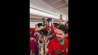 Piala Dunia FIFA Qatar Marocco muda Qari Fatih Seferagic Tilawat e Quran, di kereta orang menikmati..