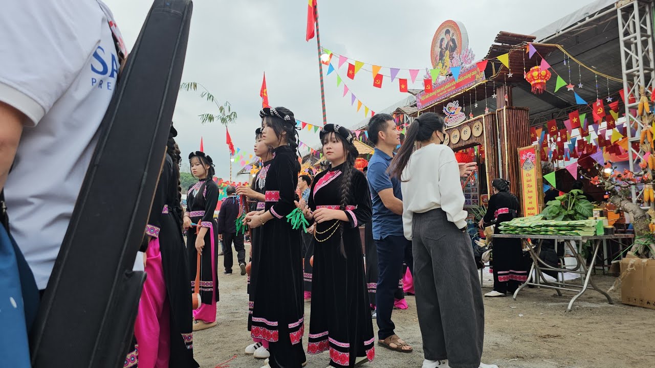 con đường vào chợ tình tân sơn