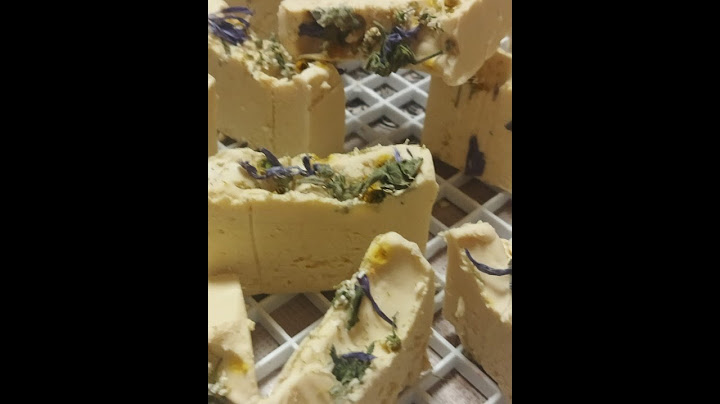 Taglio il sapone " Softy Cream".  esperimento sapone piatti  lisciva, rispondo alle vs. domande.