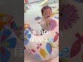 おっぱいが欲しくて授乳クッションを持ってくる赤ちゃん👶