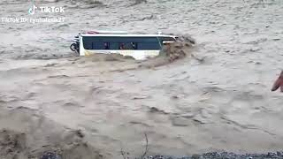Ngerii😬.bus di kupang desa naikliu ntt nyaris kebawa banjir