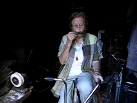Oma (94) auf dem Fahrrad mit Mundharmonika