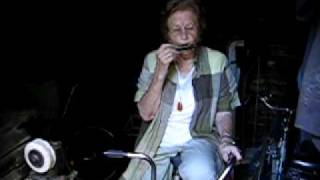 Oma (94) auf dem Fahrrad mit Mundharmonika