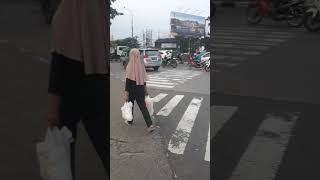 Wanita Berhijab Menyebrang Jalan