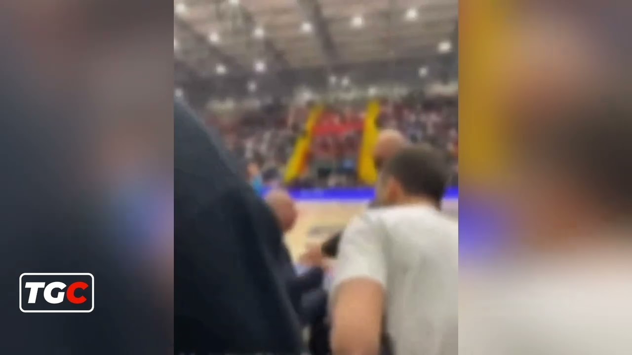 tensioni al PalaBarbuto  scontro tra tifosi e stafF