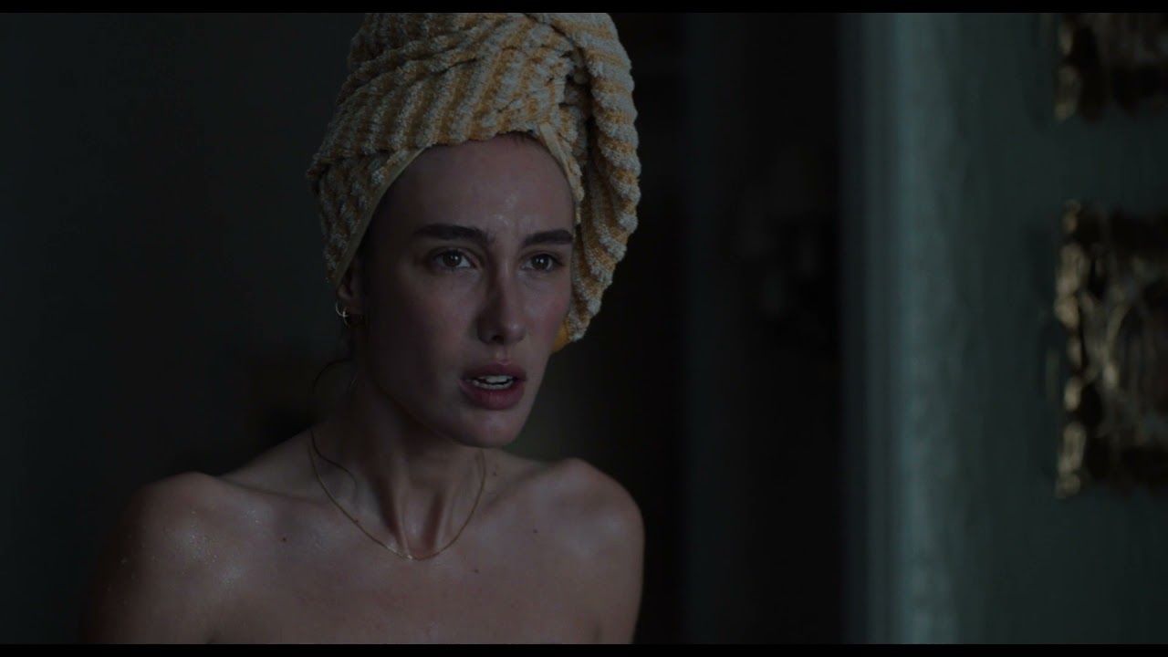 LA ABUELA (2022) · Escena · Ducha