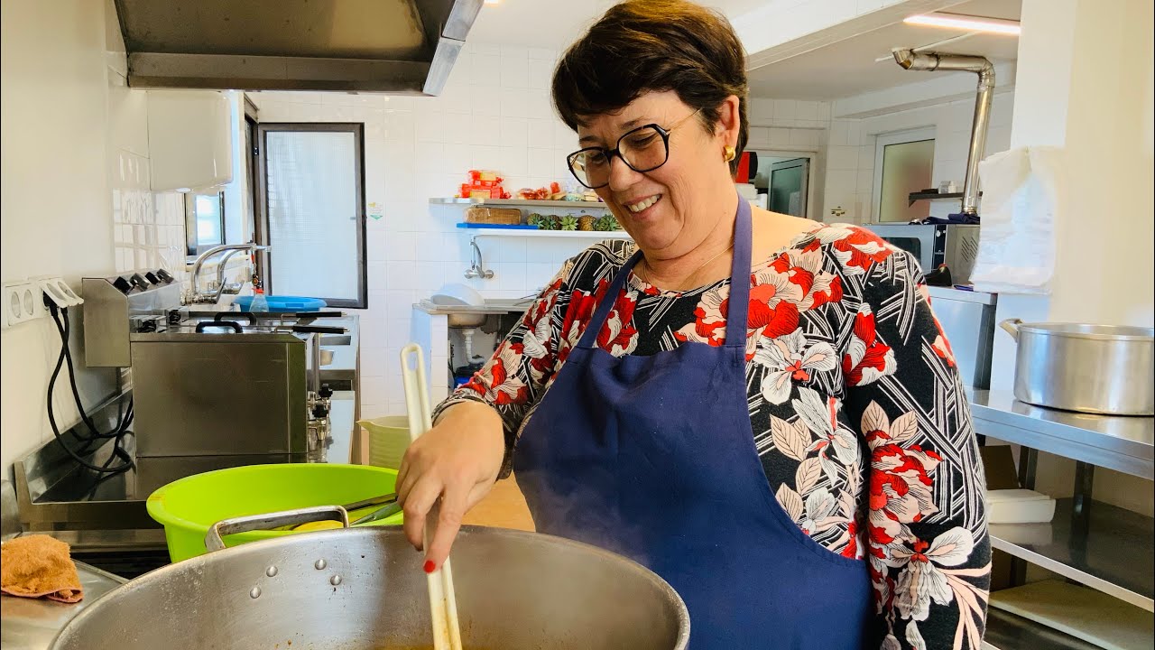 Irmã a cozinhar Almoço para a Família Carne Guisada do Senhor Divino Espírito Santo Estava Deliciosa