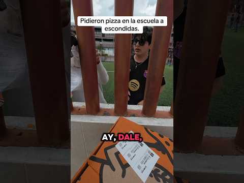 El repartidor tuvo que ser cauteloso para entrega el pedido didi en la escuela.