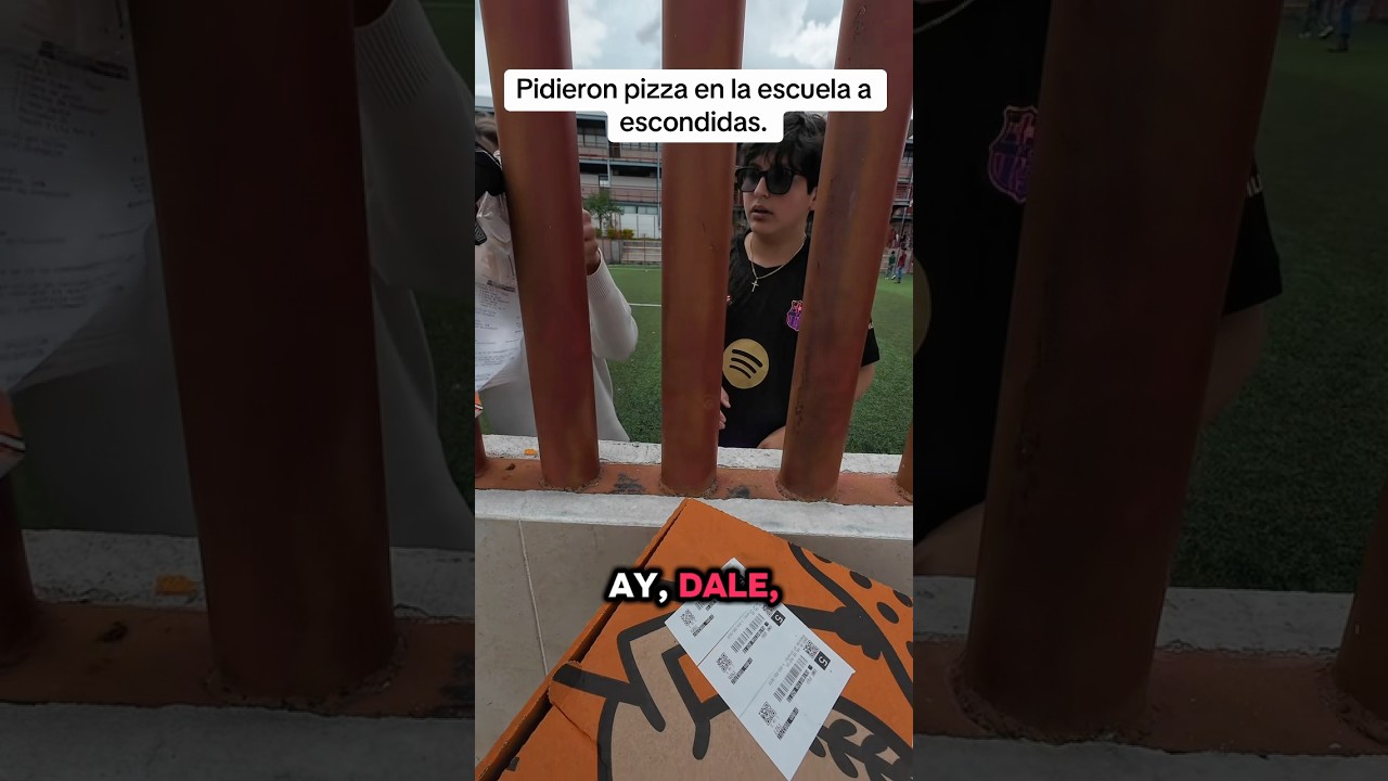 El repartidor tuvo que ser cauteloso para entrega el pedido didi en la escuela.