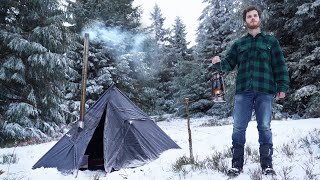 Camp d'hiver dans la forêt (bivouac, tipi, poêle)