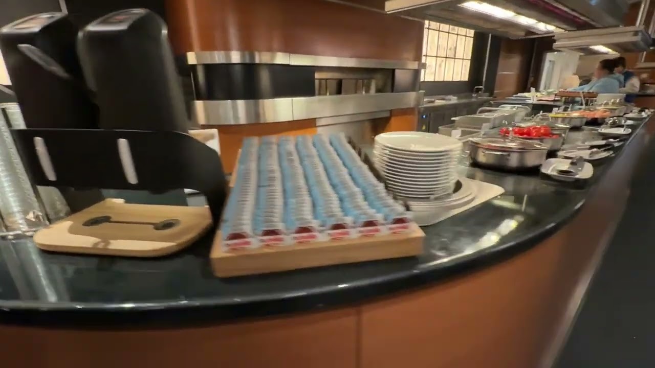 Disneyland Paris - Hotel New York Breakfast Buffet Walk Around - Downtown