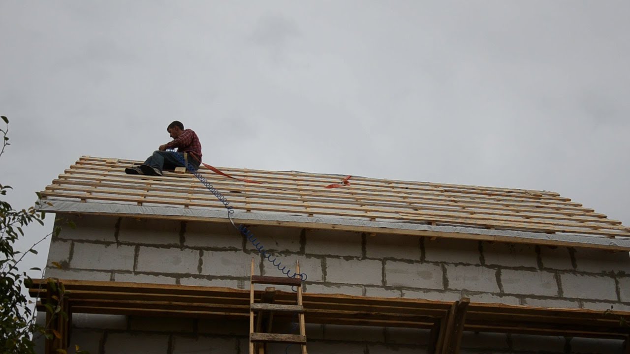 Установка страпил, запил фронтонов, укладка шифера. ч.-12 - YouTube