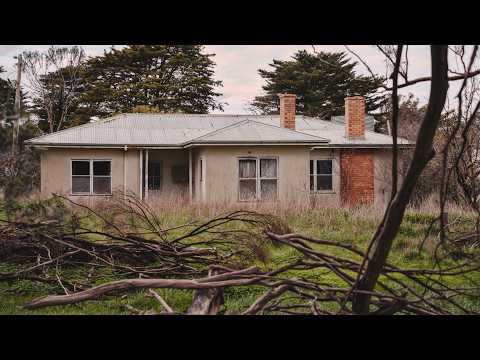 Abandoned late 40s home with unaltered retro features throughout.