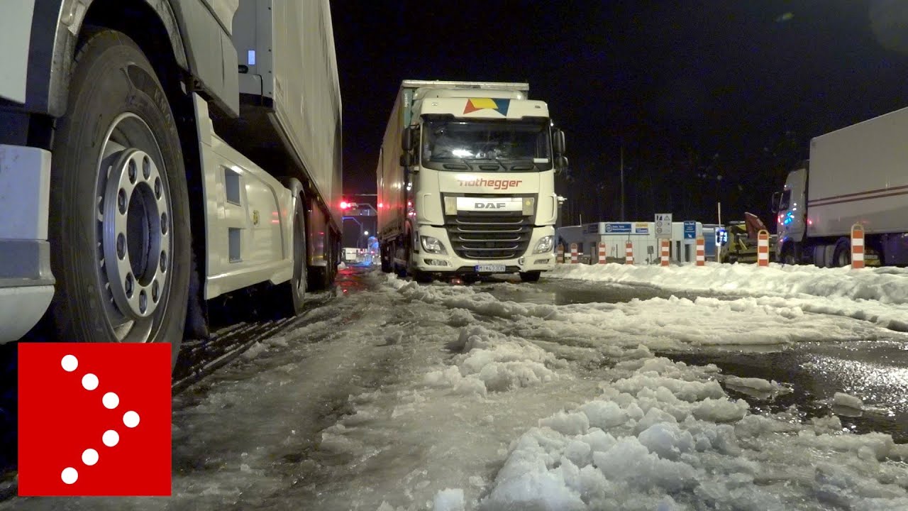 Nella trappola della A22, le voci di automobilisti e camionisti bloccati