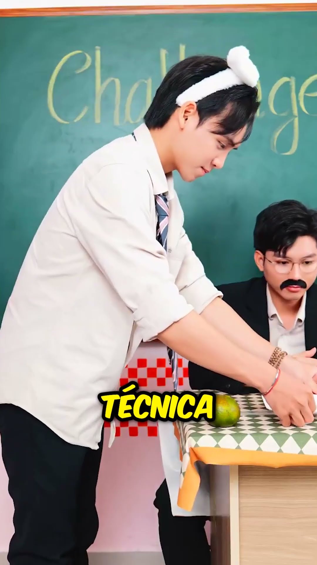 ¡El maestro desafía a los estudiantes con una manzana engañosa! ?...