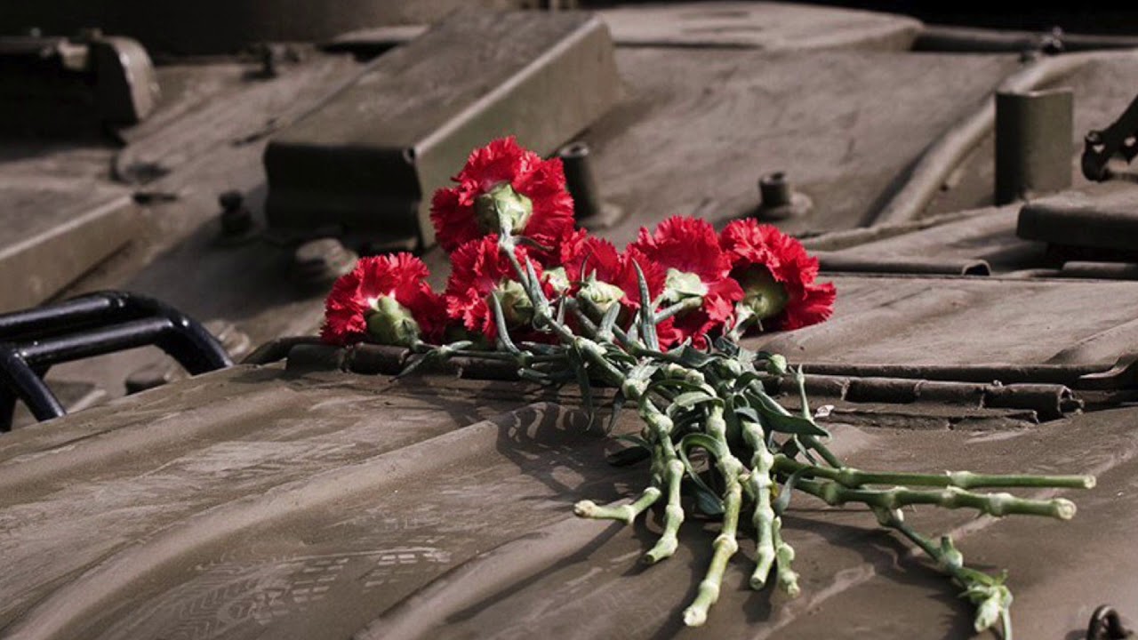 свеча памяти погибшим в афгане. цветы погибшим. скульптура скорбь матери на мамаевом кургане. вечная память погибшим на украине. памяти погибших.