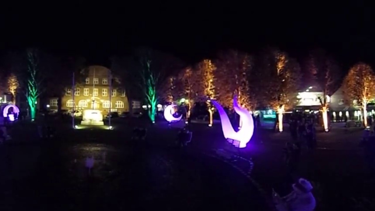 Erster Abend der 3. Büsumer Lichterwoche vor dem Rathaus in 360 Grad
