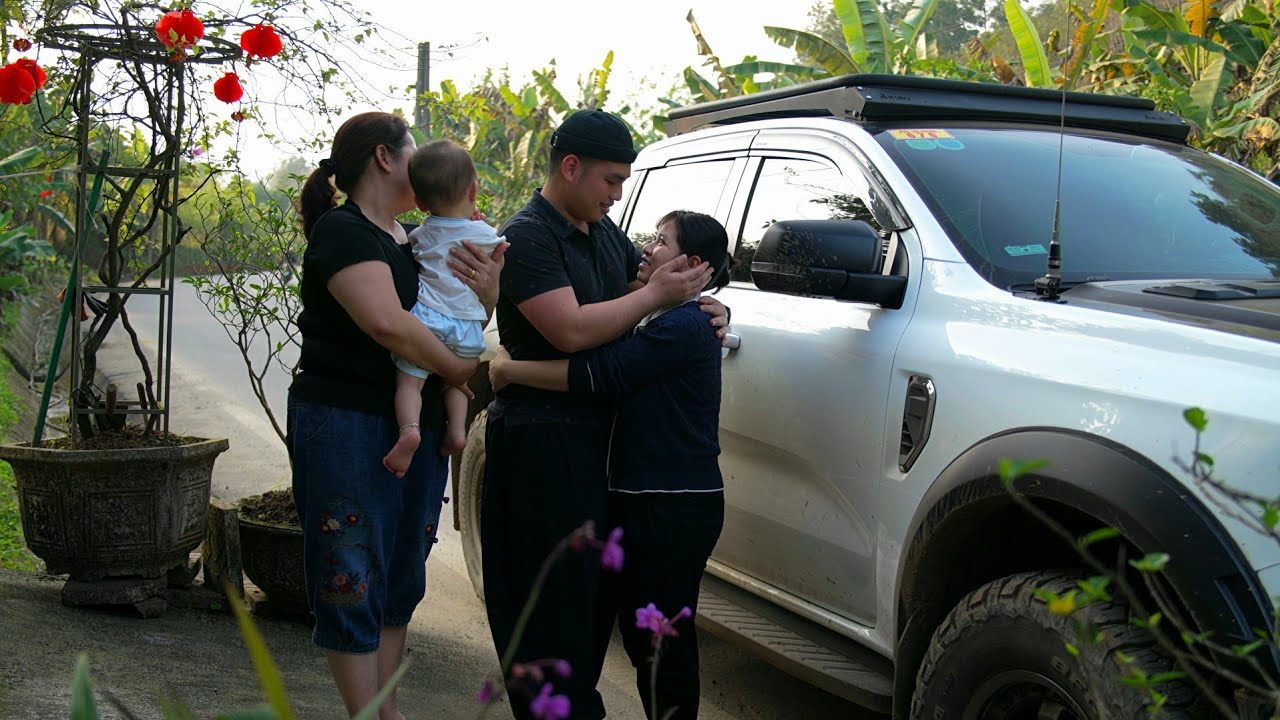 CEO Duong is happy to see Ly Thi Ly and her son having a better life | taking care of the baby