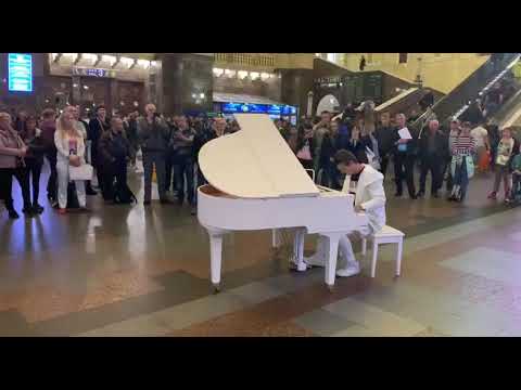Passengers listening piano at the train station