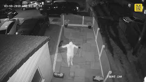 Moment thieves use hi tech relay device to steal £30,000 Toyota