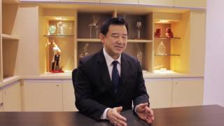 How does a knee replacement surgery affect the ligaments and tendons?