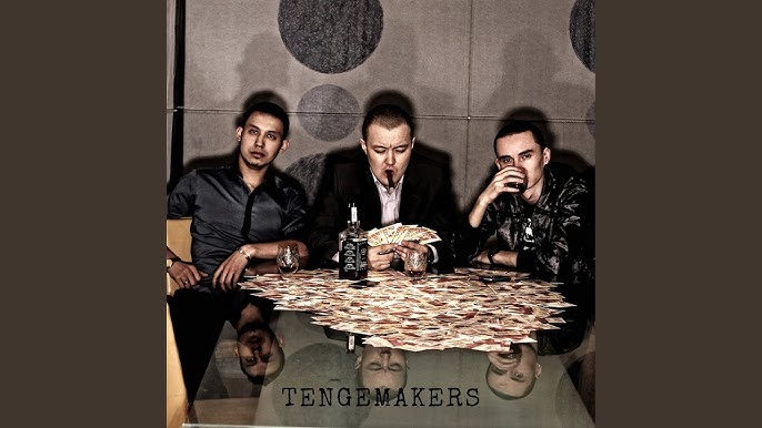 Көрмеші ормандағы әйелдерді жұлқылайды. Үлкен жопа бейнеленген қаншық