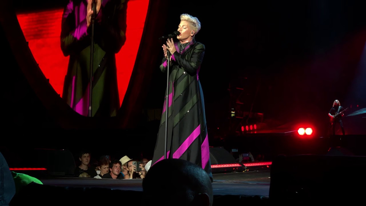 PINK - Who Knew (live from Vienna - Front Of Stage) - YouTube