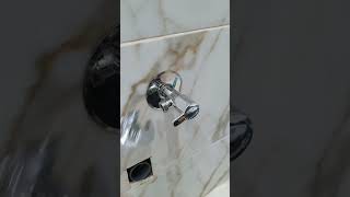 تركيب أنبوب تصريف لحوض الغسيل وتوصيله بشبكة الصرف الصحي والمياه.