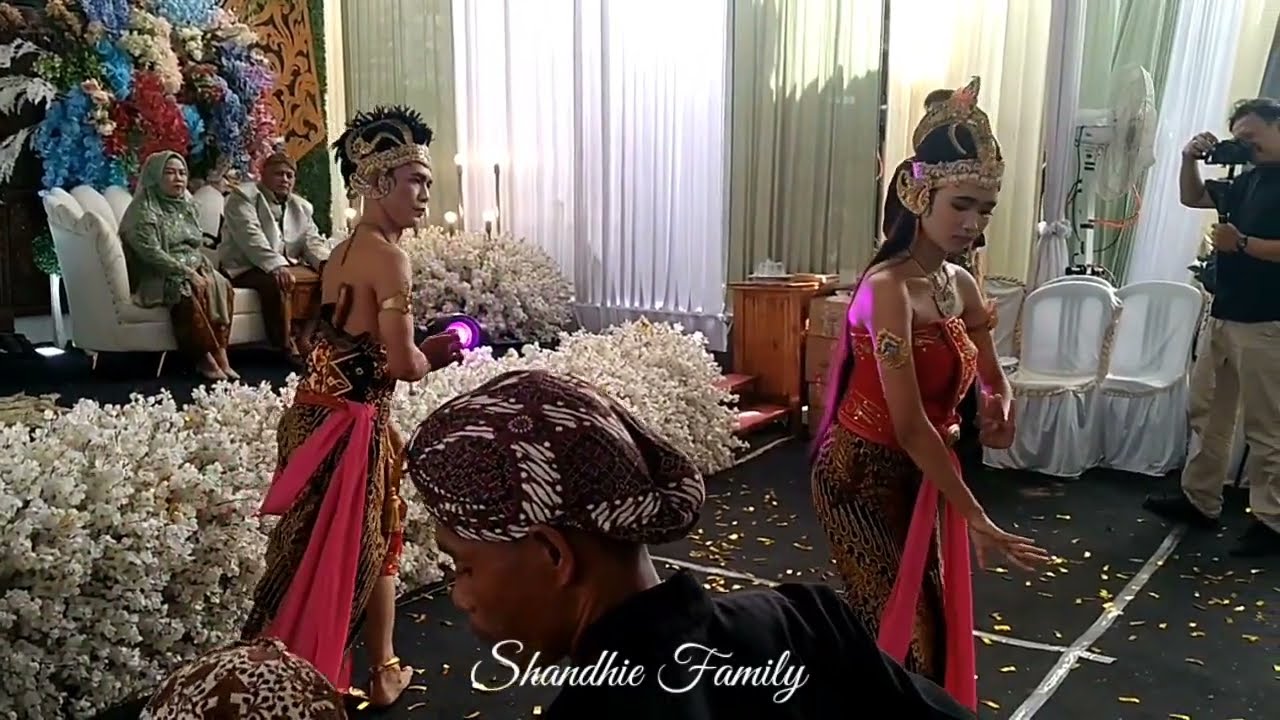 Persembahan Tari Karonsih Dari Jawa Timur Diacara Resepsi Pernikahan Tobri Hidayah & Merisa Fadila.