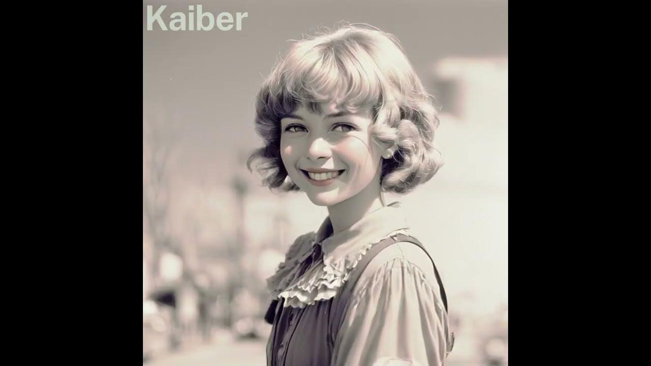 【AI動画Kaiber】振り向いて微笑むと指定してみたら・・・turn around and smile, in the style of photo taken on film, film・・・