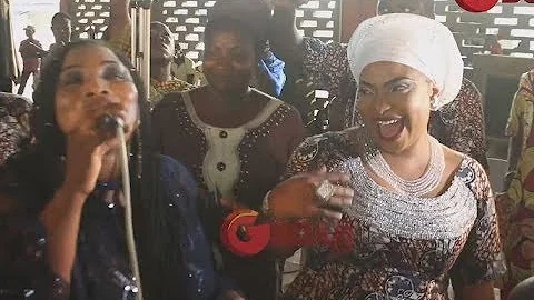 Laide Bakare Storms The Stage As She Dances,Sprays Money On Bisola Oke At Yomi Fabiyi's Mum's Burial