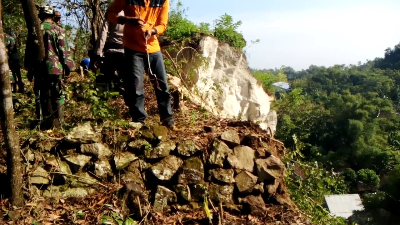 Evakuasi penurunan batu sisa longsor jentir ngawen - YouTube