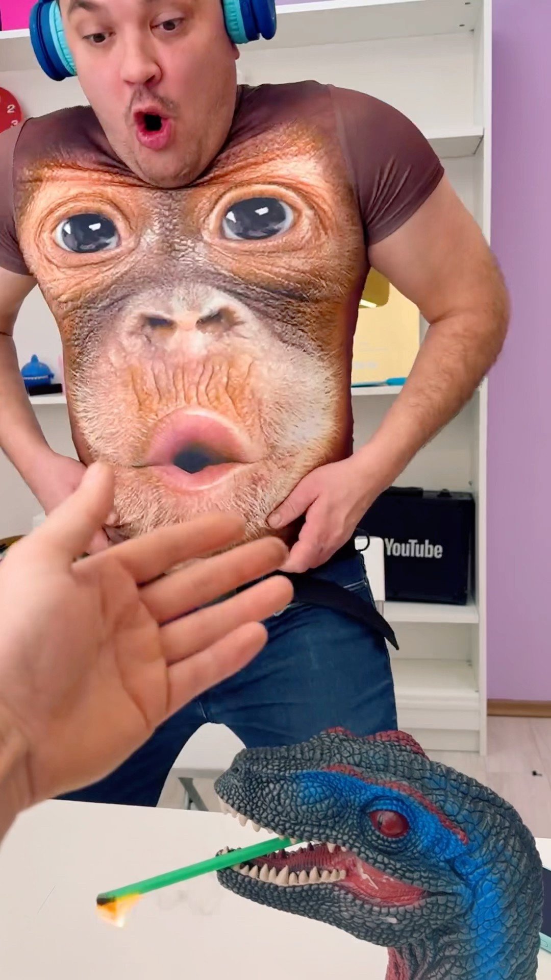 OMG BEST GORILLA FRIEND