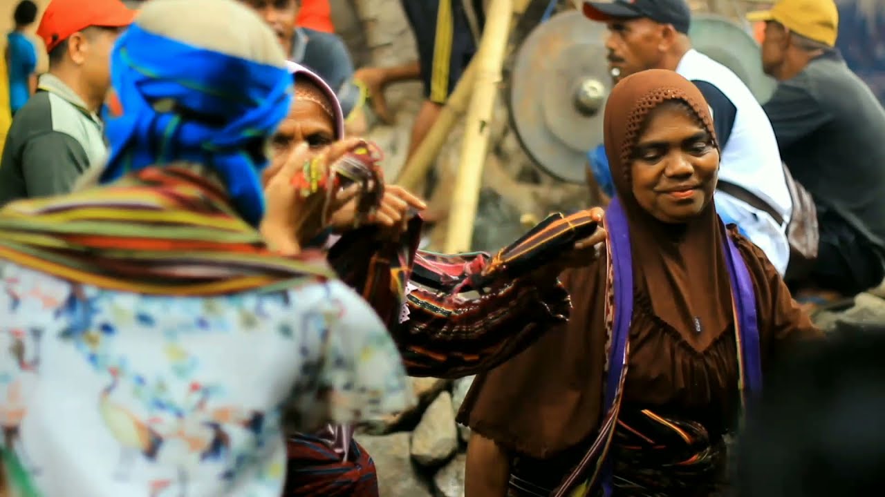 Momen 30 Tahun sekali. Kebersamaan di Kampung Adat. Bampalola Alor NTT. Rumah Adat Lakatuil (Part.3)