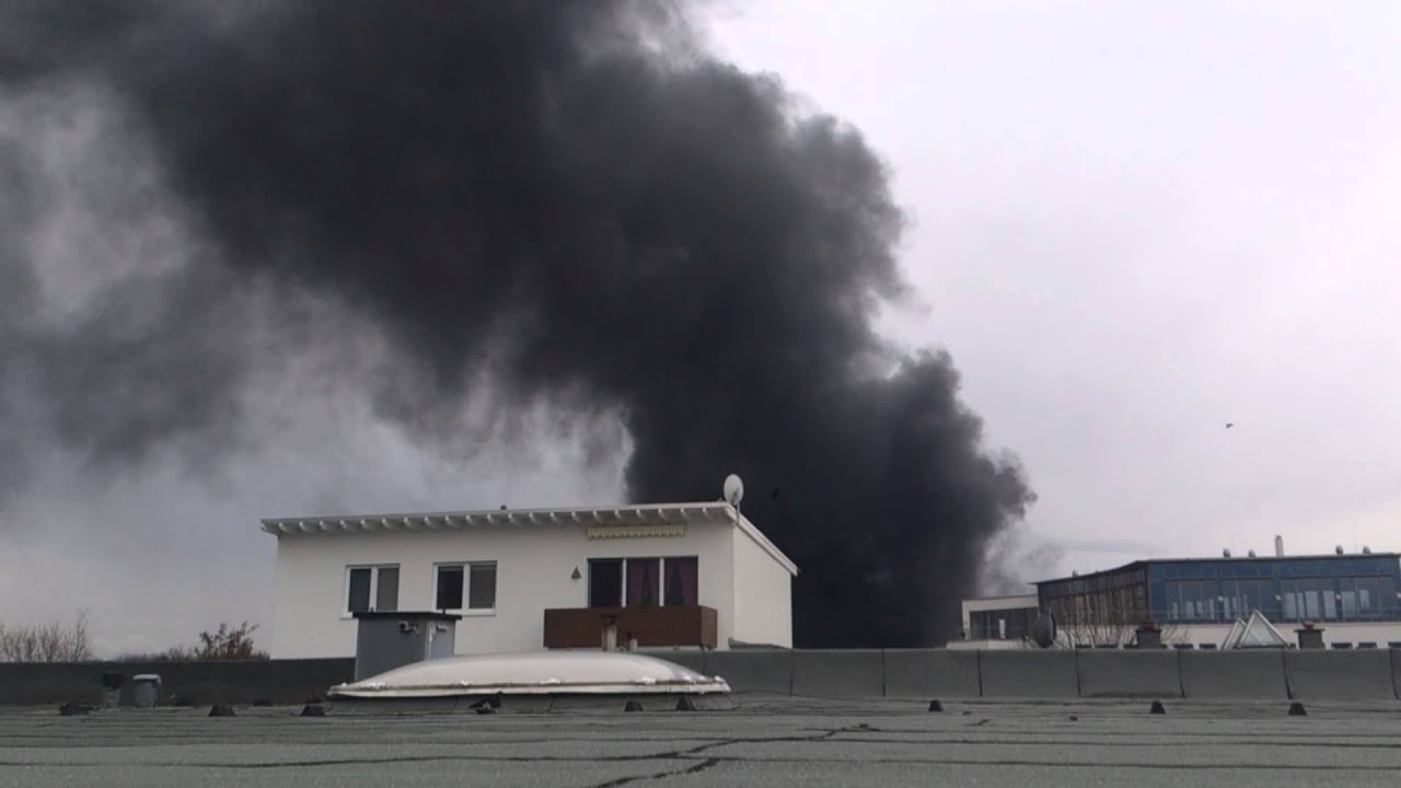 Rauchwolke nach Explosion bei Shell Raffinerie Köln Godorf am 09.01. ...