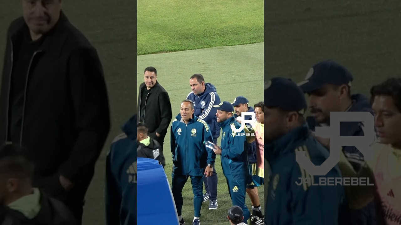 Efraín Juárez revisando el VAR