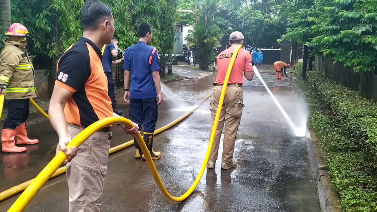 Kerja bakti akbar pasca Banjir 2020 di kelurahan cipete selatan. 