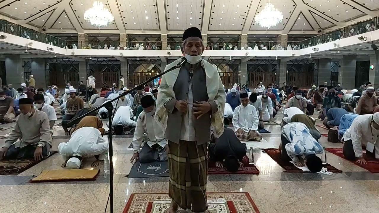 imam besar Masjid Al-Markaz Makassar oleh H. Hasan Basri